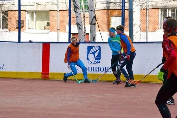 На спортивной площадке ТУСУРа состоялся товарищеский матч по флорболу с олимпийской чемпионкой по биатлону Ольгой Зайцевой