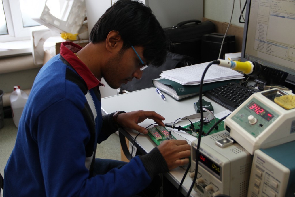 Студент из Индии на практике в лаборатории кафедры ПрЭ