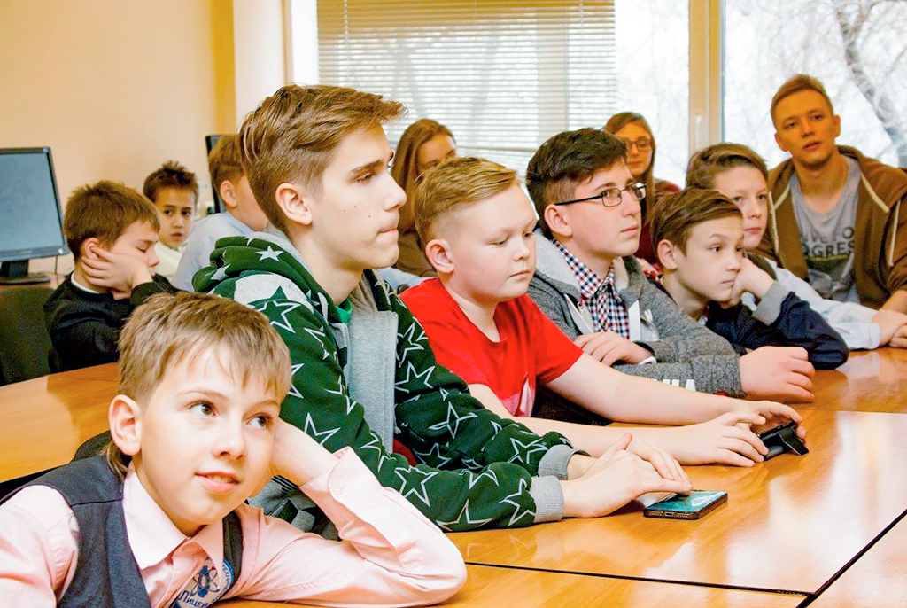 Мотивация для школьников в ТУСУРе: популярные лекции, экскурсии и встречи с молодыми разработчиками
