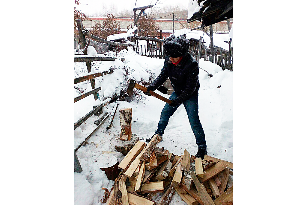 Доброе дело: студенты ТУСУРа чистят от снега дворы пенсионеров